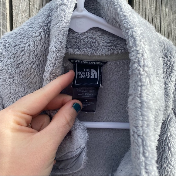 GUC The North Face Women’s L Gray Fur Jacket with Breast Cancer Ribbon (1 flaw) - Picture 10 of 15